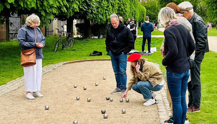 Kursister spiller pétanque
